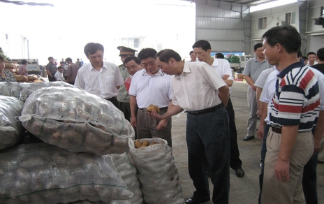 2006年9月嘉興市委書記、市人大主任黃坤明一行蒞臨蔬菜市場視察菜籃子供應工作