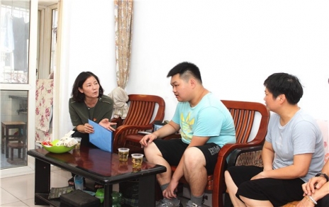 結對社區(qū)困難家庭，持續(xù)開展資助助學